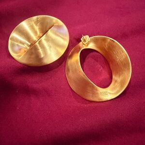 Chic Gold Oval Earrings
